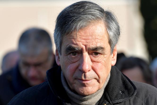 L’ancien premier ministre français François Fillon, au cimetière de Sable-sur-Sarthe, dans le nord-ouest de la France, le 11 décembre 2022