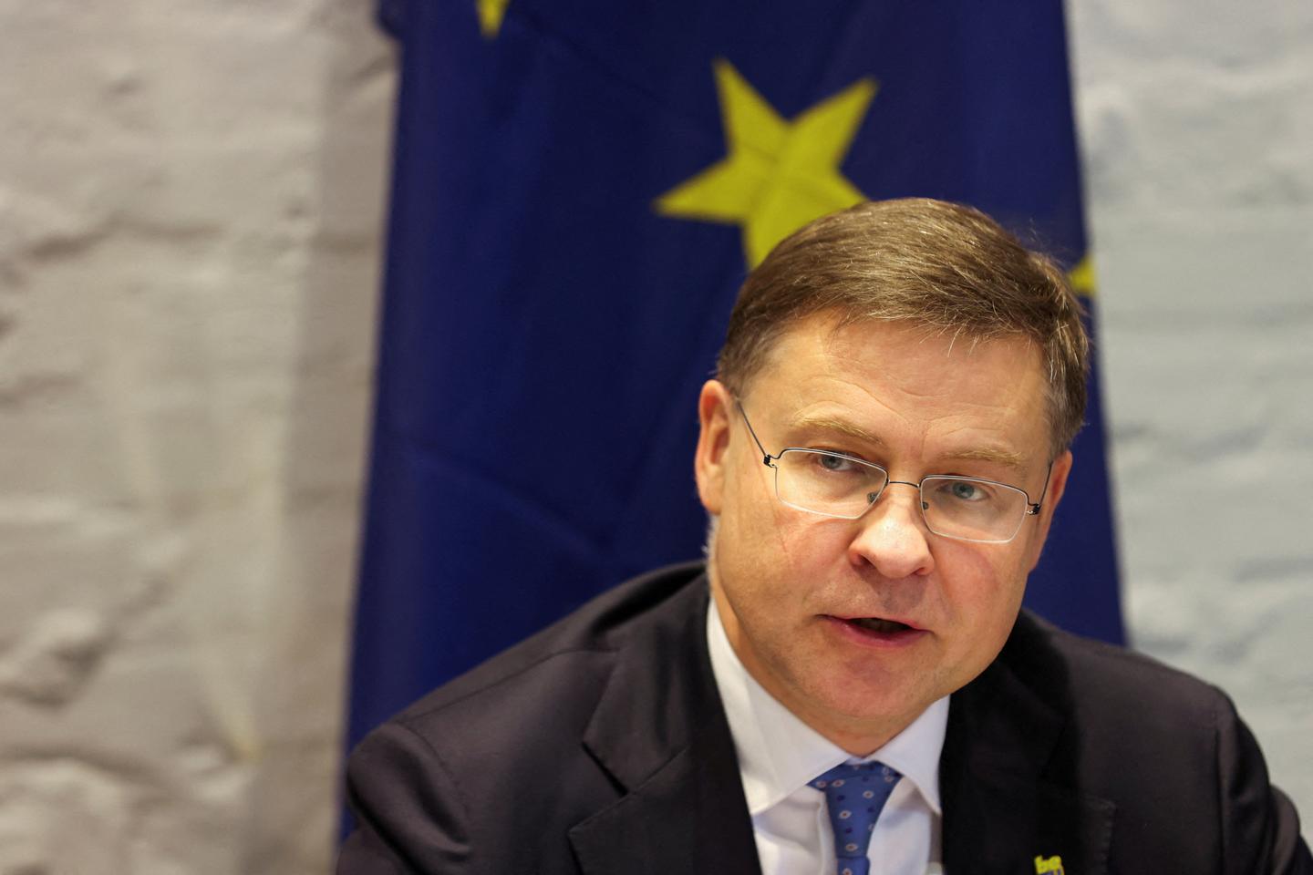 EU announces plan to cut regulations for farmers