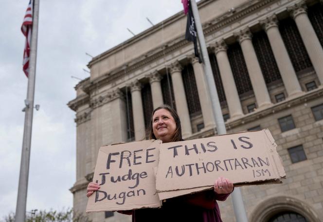 Une manifestante demande la libération de la juge Hannah Dugan, devant le palais de justice du comté de Milwaukee (Wisconsin), le 25 avril 2025.