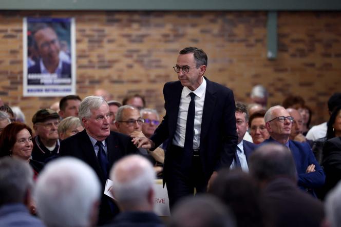 Bruno Retailleau, et Michel Barnier, ancien premier ministre (à gauche), lors d’une réunion publique, dans le cadre de l’élection à la présidence des Républicains, à La Motte-Servolex (Savoie), le 25 avril 2025.