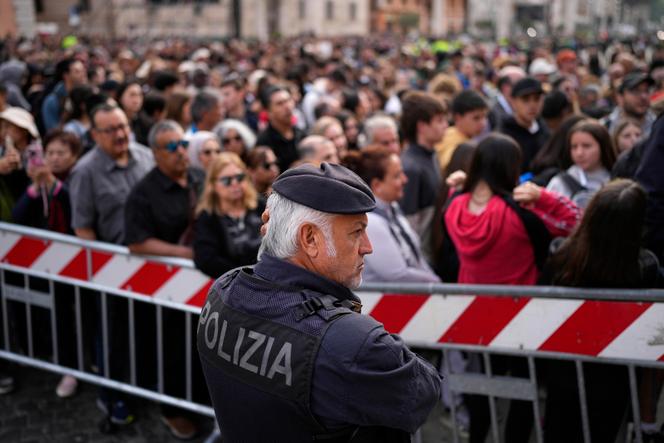 La place Saint-Pierre à Rome, le dernier jour des hommages autour de la dépouille mortelle du pape François, le 25 avril 2025.