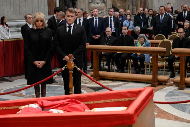 Emmanuel Macron et Brigitte Macron rendent hommage au pape François, dans la basilique Saint-Pierre, au Vatican, le 25 avril 2025.