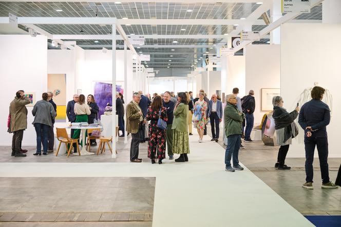 Vue d’ensemble des stands à la foire Art Brussels, à Bruxelles, le 24 avril 2025.
