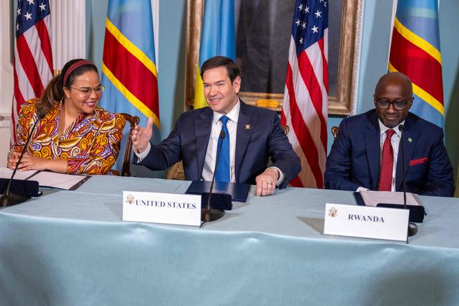 La ministre des affaires étrangères de la RDC, Therese Kayikwamba Wagner, le secrétaire d’Etat américain, Marco Rubio, et le ministre des affaires étrangères rwandais, Olivier Nduhungirehe, à Washington, aux Etats-Unis, le 25 avril 2025.