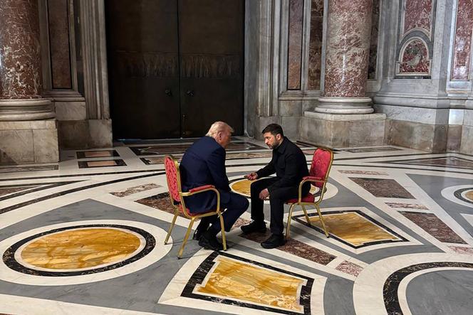 Donald Trump et Volodymyr Zelensky, lors de leur entretien en marge des funérailles du pape François, à la basilique Saint-Pierre, au Vatican, le 26 avril 2025, sur une photo publiée sur la chaîne Telegram officielle du chef du bureau du président ukrainien.