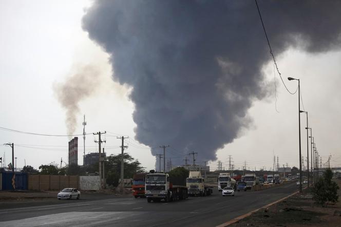 Un important panache de fumée noire s’élève dans le ciel du port Chahid Rajaï, dans le sud de l’Iran, samedi 26 avril 2025.