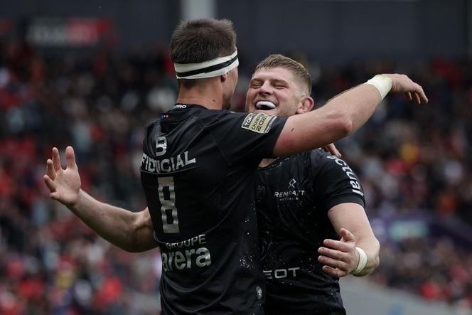 Les Toulousains Alexandre Roumat (à gauche) et Jack Willis, lors de la victoire fleuve de leur club contre Castres (52-6) en Top 14, le 26 avril, à Toulouse.