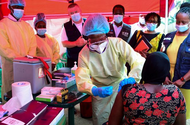 Un médecin ougandais vaccine une personne cas contact d’un patient testé positif au virus Ebola, lors du lancement de la vaccination contre la souche soudanaise du virus avec un vaccin expérimental, à Kampala, en Ouganda, le 3 février 2025.