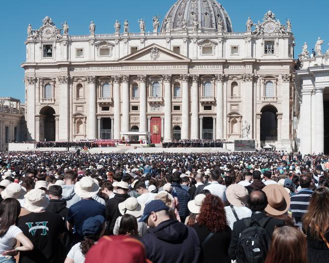 Place Saint-Pierre, au Vatican, le 26 avril 2025.