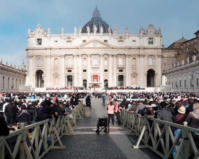 Place Saint-Pierre, au Vatican, avant les funérailles du pape François, le 26 avril 2025.