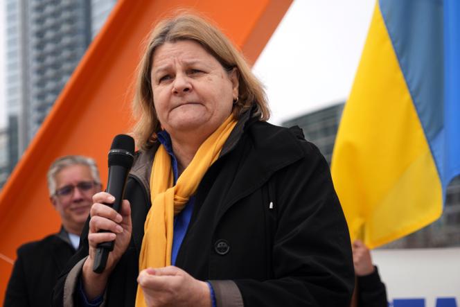 La juge Hannah Dugan lors d’un rassemblement marquant le troisième anniversaire de l’invasion de l’Ukraine par la Russie, le 24 février 2025, à Milwaukee, dans le Wisconsin (Etats-Unis).
