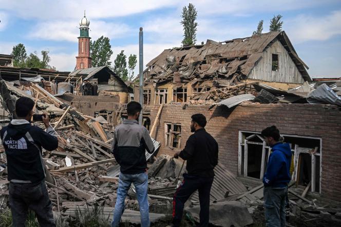 Près de l’une des deux maisons présentées par les autorités comme appartenant aux familles des auteurs de l’attaque de mardi, dans le village de Murran, à Pulwama, au sud de Srinagar (Jammu-et-Cachemire), le 26 avril 2025.