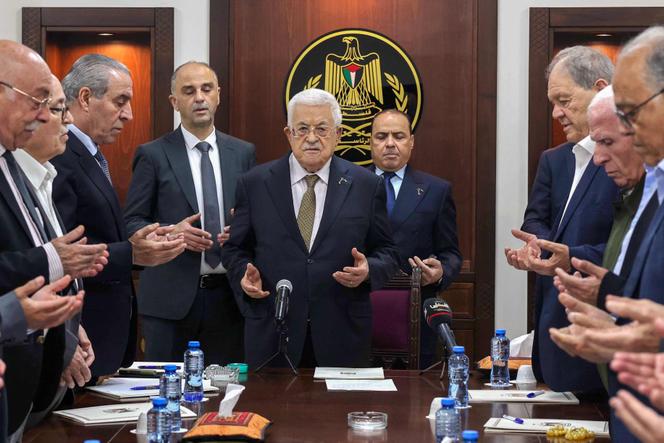 Le président de l’Autorité palestinienne (AP), Mahmoud Abbas (au centre), aux côtés notamment du nouveau vice-président de l’Organisation de libération de la Palestine, Hussein Al-Sheikh (troisième à gauche), lors d’une réunion du comité exécutif de l’organisation, à Ramallah, le 26 avril 2025, sur une photo distribuée par le bureau de presse de l’AP.