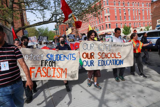 Des manifestants défilent entre l’université City College et l’université Columbia, à New York, le 25 avril 2025.