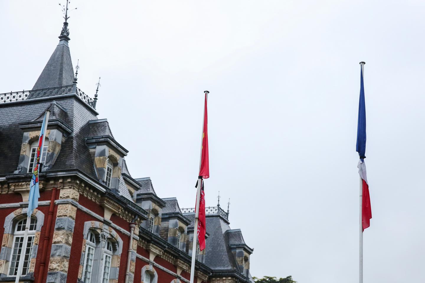 La mise en berne des drapeaux en France pour le pape François relance les débats sur la laïcité