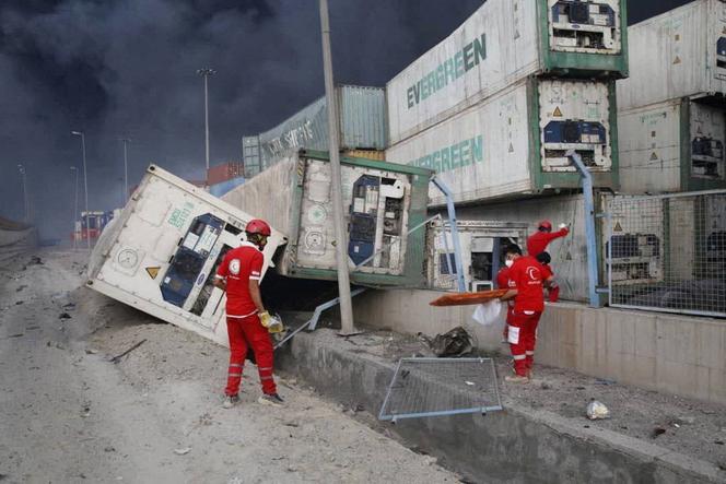 Des sauveteurs du Croissant-Rouge iranien sur le site de l’explosion, dans le port Chahid Rajaï à Bandar-e Abbas (Iran), le 26 avril 2025.