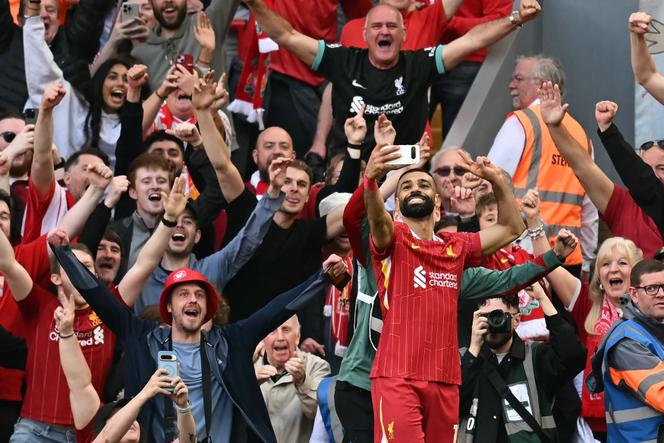 محمد صلاح يحتفل بالهدف الرابع لـ Reds ضد توتنهام