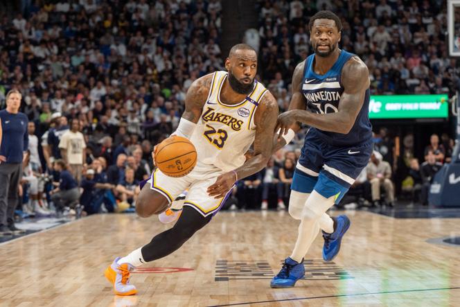 LeBron James face à Julius Randle, lors du match de playoffs de la NBA entre les Los Angeles Lakers et les Minnesota Timberwolves, le 27 avril 2025, à Minneapolis, dans le Minnesota (Etats-Unis).