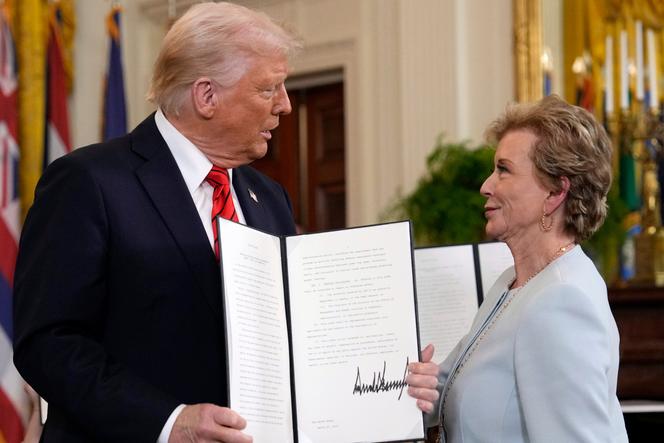 Donald Trump et la secrétaire à l’éducation américaine, Linda McMahon, lors de la signature d’un décret présidentiel visant à supprimer le ministère de l’éducation, à la Maison Blanche, à Washington, le 20 mars 2025.