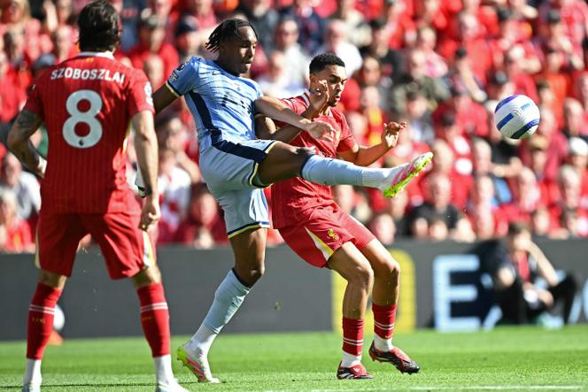 O atacante francês do Tottenham Hotspur #11 Mathys Tel (C) vence com o defensor inglês do Liverpool #66 Trent Alexander-Arnold (R) durante o futebol da Premier League inglesa entre Liverpool e Tottenham Hotspur em Anfield em Liverpool 27, 2025.