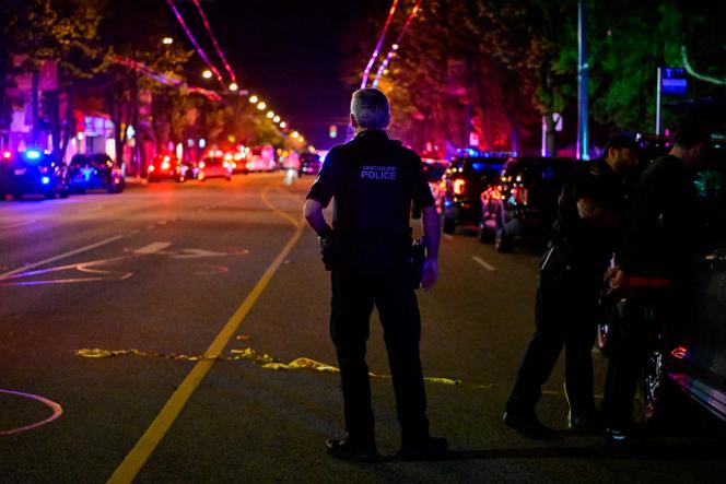 Des forces de l’ordre et des secours sont déployés dans le quartier de Sunset on Fraser, à Vancouver, samedi 26 avril 2025.