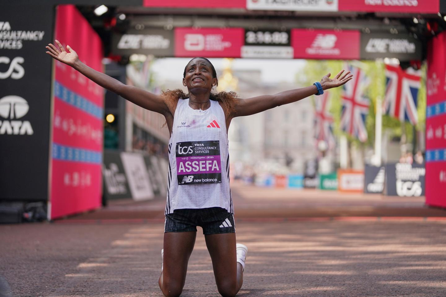Au marathon de Londres, Tigst Assefa établit un nouveau record du monde lors d’une course exclusivement féminine