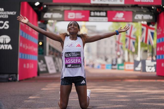 Tigst Assefa, na chegada da Maratona de Londres, domingo, 27 de abril de 2025.