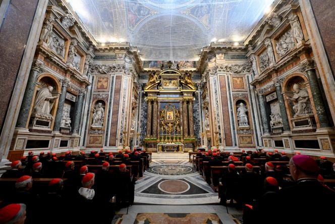 Les cardinaux dans la basilique de Sainte-Marie-Majeure, le 27 avril, à Rome. 