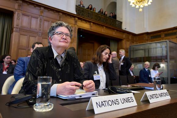 Elinor Hammarskjold, conseillère juridique des Nations unies, devant la Cour internationale de justice, à La Haye, lundi 28 avril 2025.