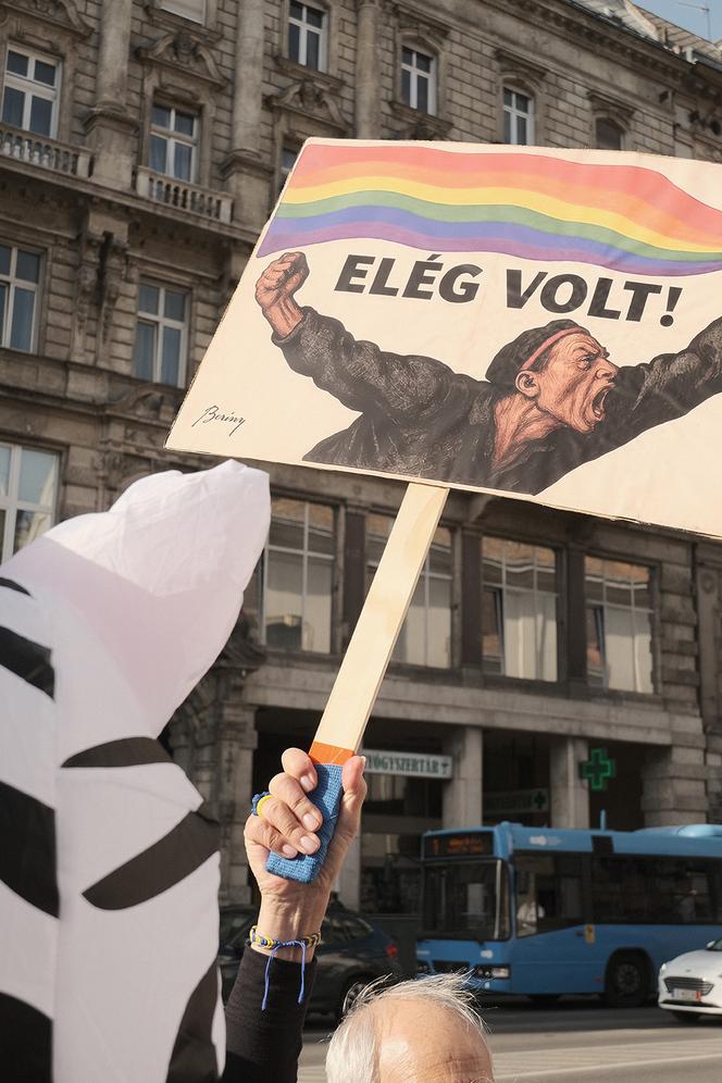 Lors du rassemblement de protestation du 22 avril, à Budapest. « Ça suffit ! » est-il inscrit sur la pancarte, qui s’inspire d’une célèbre affiche révolutionnaire de 1919, par Róbert Berény.