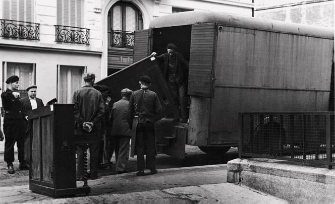 Devant le Palais de Tokyo à Paris, des prisonniers du camp de Drancy déchargeaient des pianos saisis. Pendant la manipulation, certains ont reconnu leurs propres instruments.