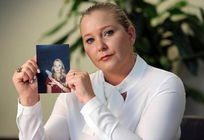 Virginia Giuffre, tenant une photo d’elle à l’âge de 16 ans, lorsqu’elle affirme que Jeffrey Epstein a commencé à abuser d’elle sexuellement. Ici, le 8 novembre 2022.