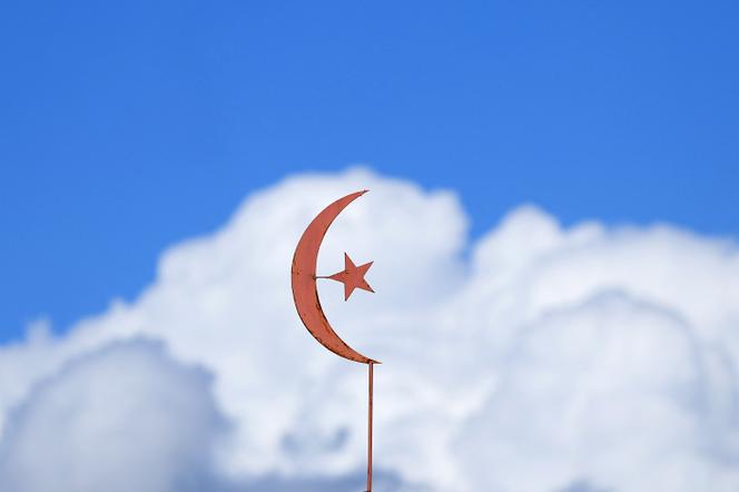 Le symbole de la mosquée Khadidja, à La Grand-Combe (Gard), dans laquelle Aboubakar Cissé a été assassiné, vendredi 25 avril.