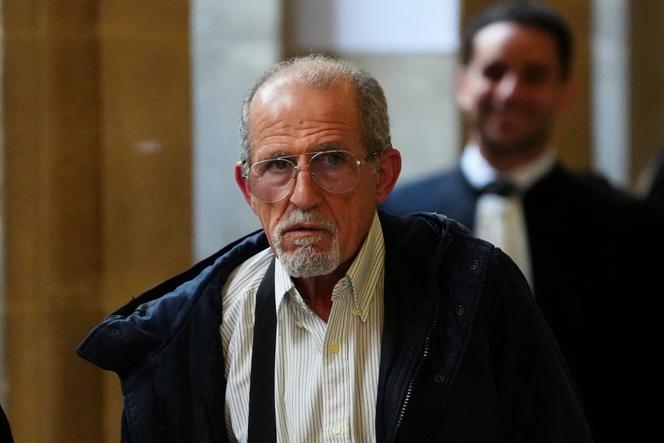Aomar Aït Khedache, l’un des accusés au procès des braqueurs de Kim Kardashian, quitte le palais de justice de Paris, le 28 avril 2025.