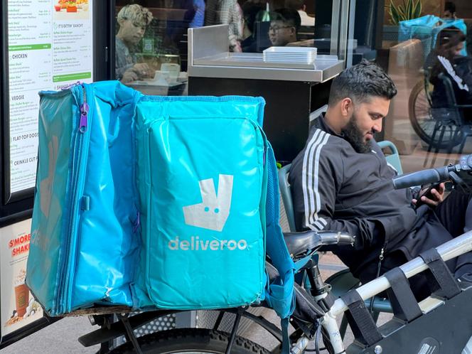 Un livreur Deliveroo à Londres, le 10 octobre 2023.