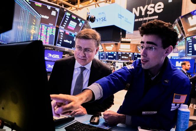 Valdis Dombrovskis (à gauche), le commissaire européen à l’économie, à la Bourse de New York, aux Etats-Unis, le 28 avril 2025.