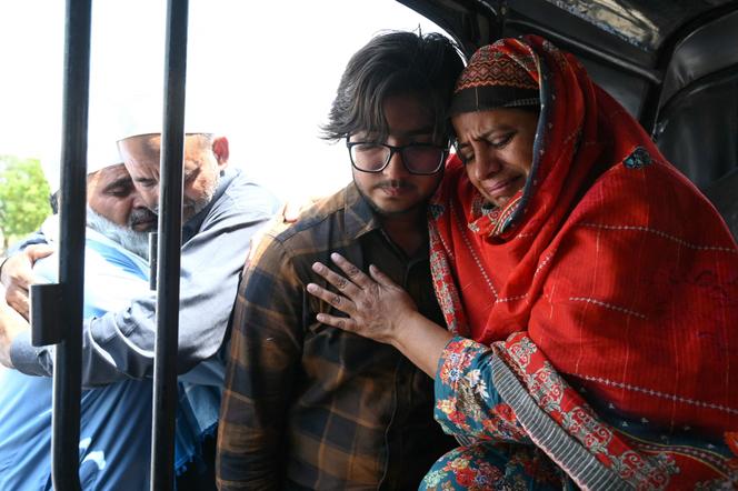 Des citoyens pakistanais voient leurs proches indiens avant de retourner dans leur pays, au poste-frontière indien de Wagah, dans la banlieue d’Amritsar, le 25 avril 2025.