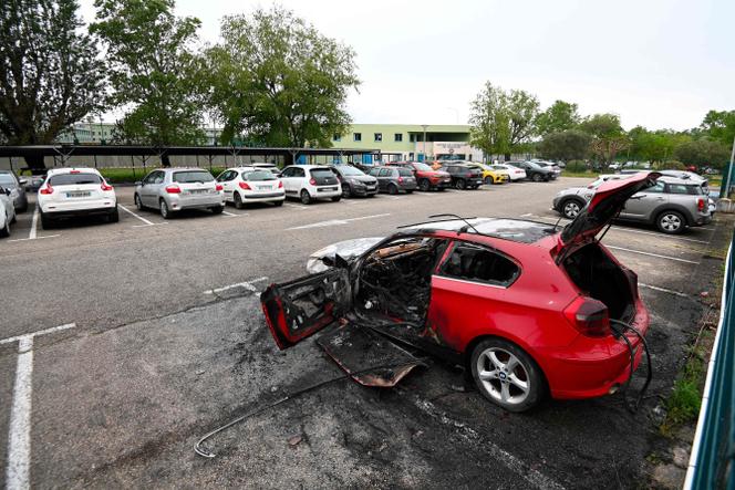 Une voiture brûlée sur le parking de la prison de Tarascon (Bouches-du-Rhône), le 16 avril 2025.