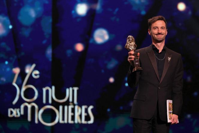 Le metteur en scène français Thomas Jolly reçoit le Molière d’honneur lors de la 36e cérémonie des Molières, au théâtre des Folies Bergères à Paris, le 28 avril 2025.