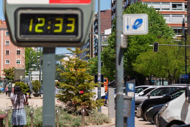 A public clock frozen at the time the power outage began, affecting the entire Iberian Peninsula, in Burgos (Spain), April 28, 2025.