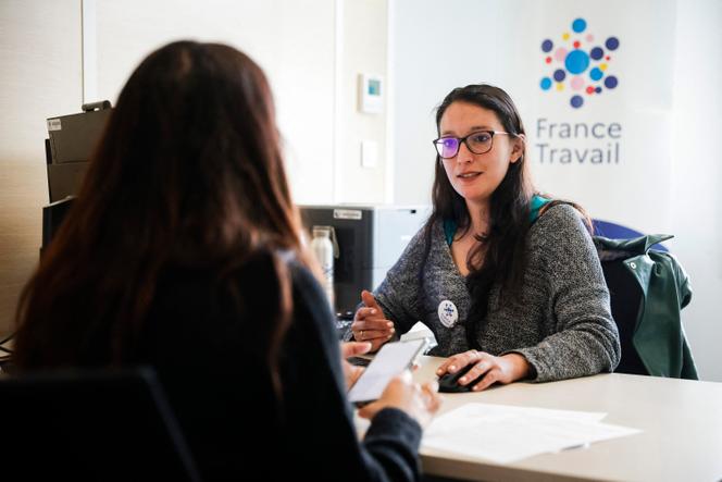 Une employée de France Travail (à droite) dans une agence, à Dammarie-les-Lys (Seine-et-Marne), le 23 avril 2024.