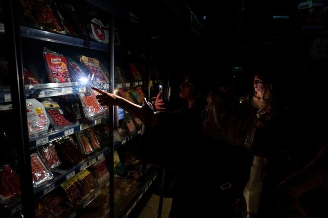 Lors d’une panne électrique géante, dans un supermarché de Pampelune (Espagne), le 28 avril 2025.