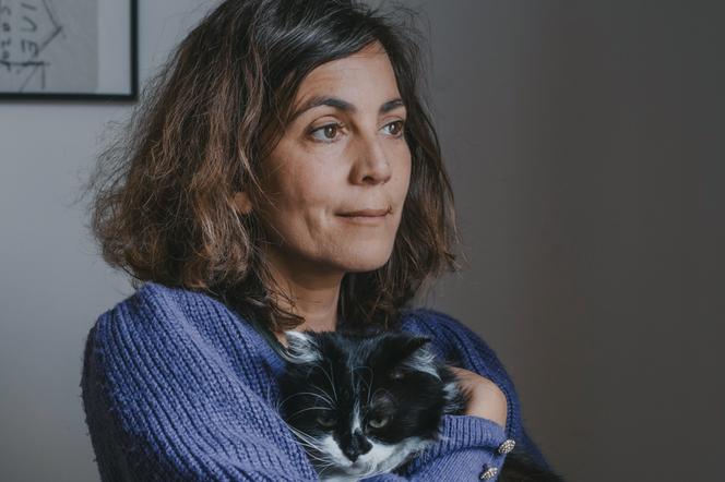 La réalisatrice Hind Meddeb, chez elle, à Paris, le 23 avril 2025.