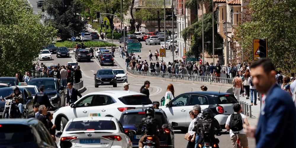 Les feux de circulation sont éteints et certains métros arrêtés, lors d’une panne de courant massive, à Madrid, le 28 avril 2025. - OSCAR DEL POZO / AFP