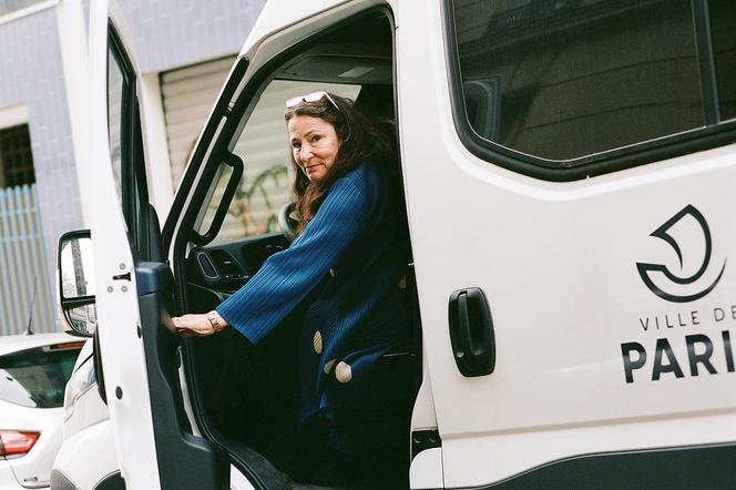 Sylvie Tordjman au volant de son véhicule de travail, ici garé dans le&nbsp;20ᵉ&nbsp;arrondissement de Paris, le 15&nbsp;avril.