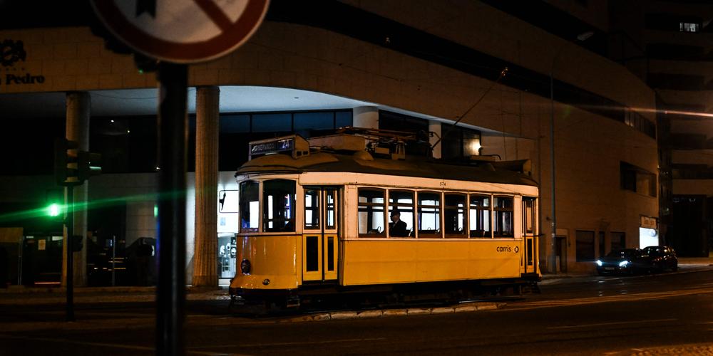 Un homme attend le rétablissement du courant dans un tramway lors d’une panne de courant massive touchant toute la péninsule ibérique et le sud de la France, à Lisbonne, le 28 avril 2025. - PATRICIA DE MELO MOREIRA / AFP