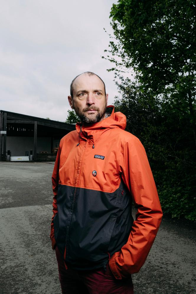 Yves Simon, 45 ans, devant la ferme du P'tit Gallo, à Montreuil-le-Gast (Ille-et-Vilaine), le 23 avril 2025.
