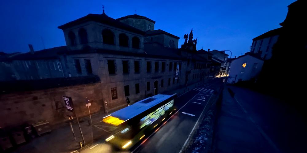 Un bus à Santiago (Espagne), lors d’une importante panne d’électricité en Espagne et au Portugal, le 28 avril 2025. - MIC SMITH/AP