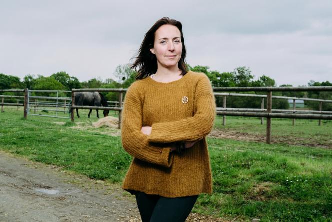 Aurélie Dressayre, 43 ans, dans le domaine équestre qu'elle dirige depuis trois ans, à Melesse (Ille-et-Vilaine), le 23 avril 2025.