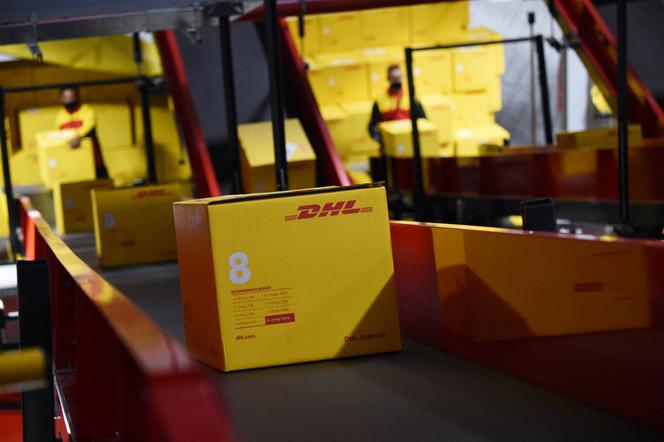 Des colis défilent sur le tapis roulant du centre de distribution de DHL Express, à l’aéroport Roissy-Charles de Gaulle, près de Paris, le 5 octobre 2021.